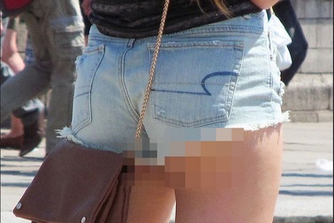 Lạ đời luật cấm chị em mặc váy siêu ngắn