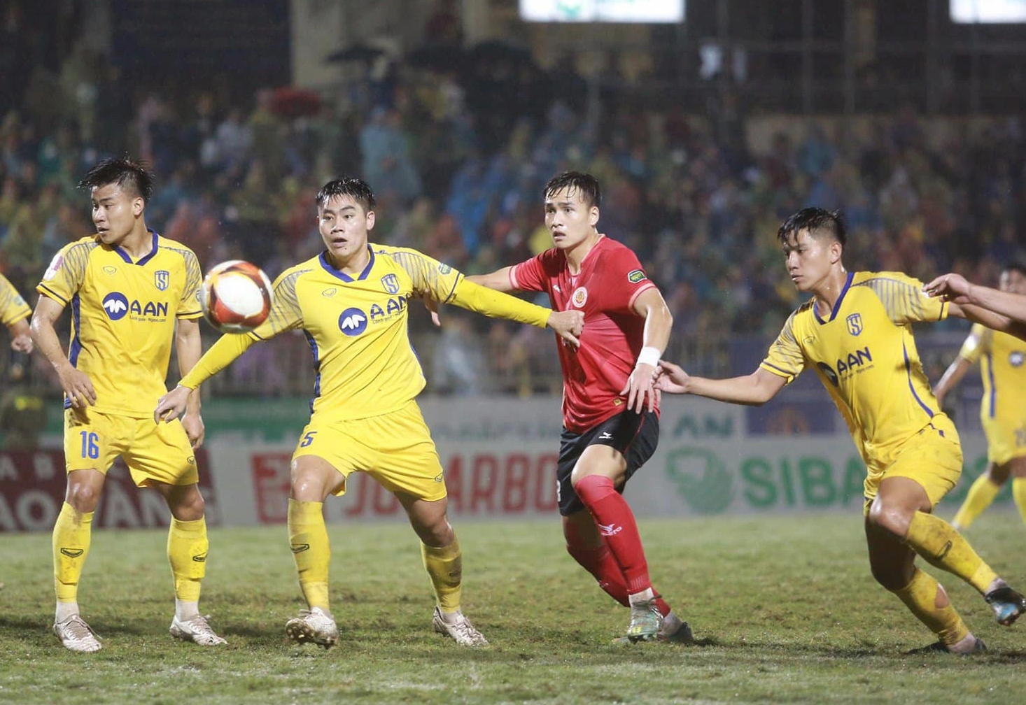 Viet Anh ស៊ុតបញ្ចូលទីបានមួយគ្រាប់យ៉ាងអស្ចារ្យ ក្លឹបប៉ូលិស Hanoi បានយកឈ្នះ SL Nghe An - ១ Việt Anh ghi siêu phẩm, CLB Công an Hà Nội đánh bại SL Nghệ An - 1