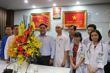 Thành Đoàn TPHCM đến động viên bác sĩ điều trị bệnh nhân virus corona