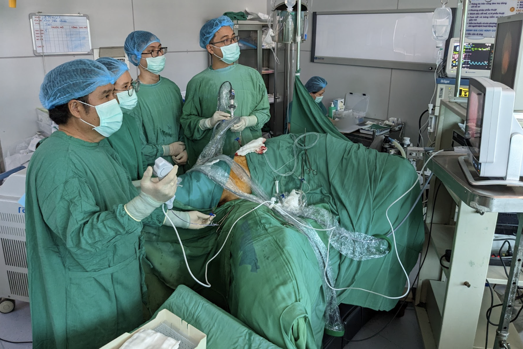 Lần đầu ở Việt Nam: Ca mổ 2 trong 1 cứu bệnh nhân xin cắt thận vì quá khổ - 2 Lần đầu ở Việt Nam: Ca mổ 2 trong 1 cứu bệnh nhân xin cắt thận vì quá khổ - 2