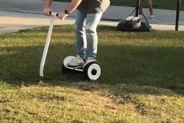 Người phụ nữ gặp sự cố hài hước khi lần đầu tiên sử dụng xe cân bằng