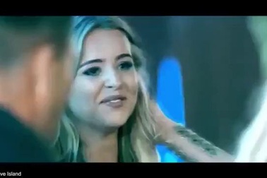 Zara được thông báo về việc bị truất vương miện trong show “Love Island”