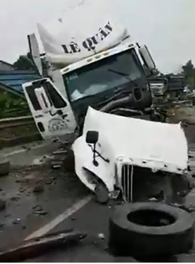 Xe tải nổ lốp