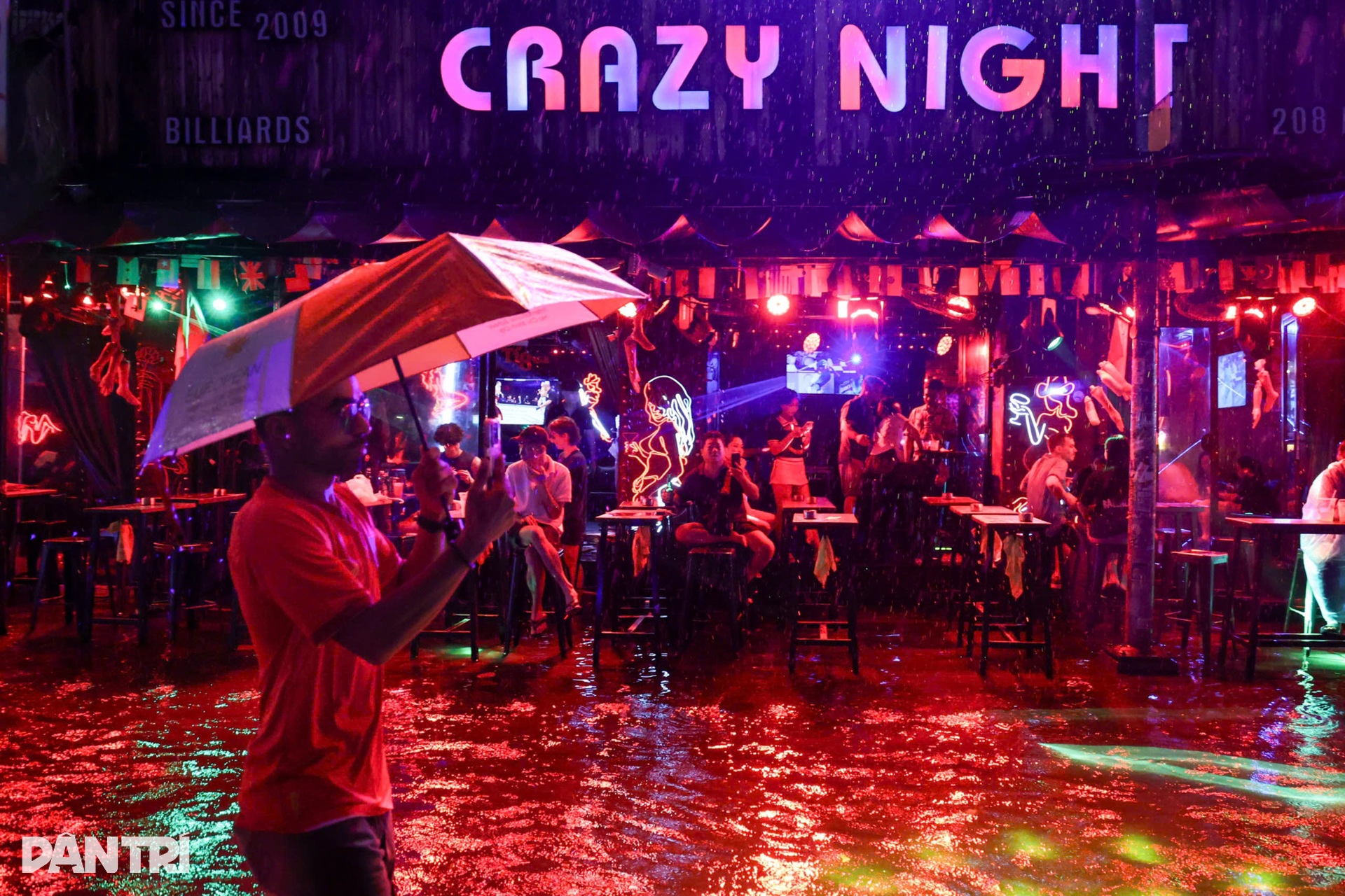 Phố Tây Bùi Viện thành “biển nước” giữa đêm mưa lớn ở trung tâm TPHCM - 2 Phố Tây Bùi Viện thành “biển nước” giữa đêm mưa lớn ở trung tâm TPHCM - 2