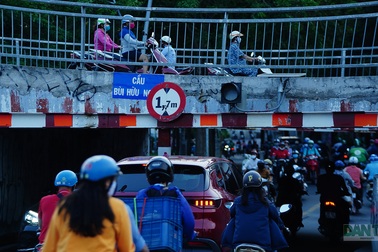 "Quên" dịch bệnh, "lờ" cách ly?