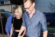 Tom Hiddleston tự hào nắm tay Taylor Swift khi hò hẹn