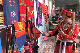 Hỗ trợ phụ nữ dân tộc thiểu số phát triển kinh tế, vươn lên thoát nghèo