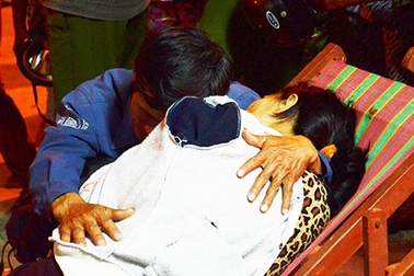 Khoảnh khắc 7 học sinh bị sóng cuốn trôi