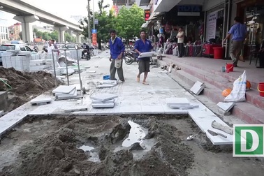Hà Nội lát vỉa hè bằng đá truyền thống tuổi thọ 70 năm