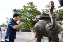 Chủ tịch Quốc hội dâng hương tưởng niệm các anh hùng liệt sỹ tại Huế