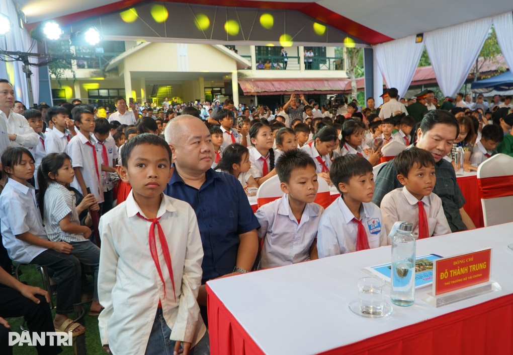 Đoàn lãnh đạo tháp tùng Thủ tướng nhường ghế cho học sinh và người dân ngồi - 2