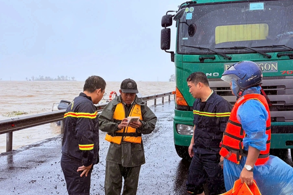 14 công nhân bị cô lập trong lũ đã được ứng cứu an toàn - 2