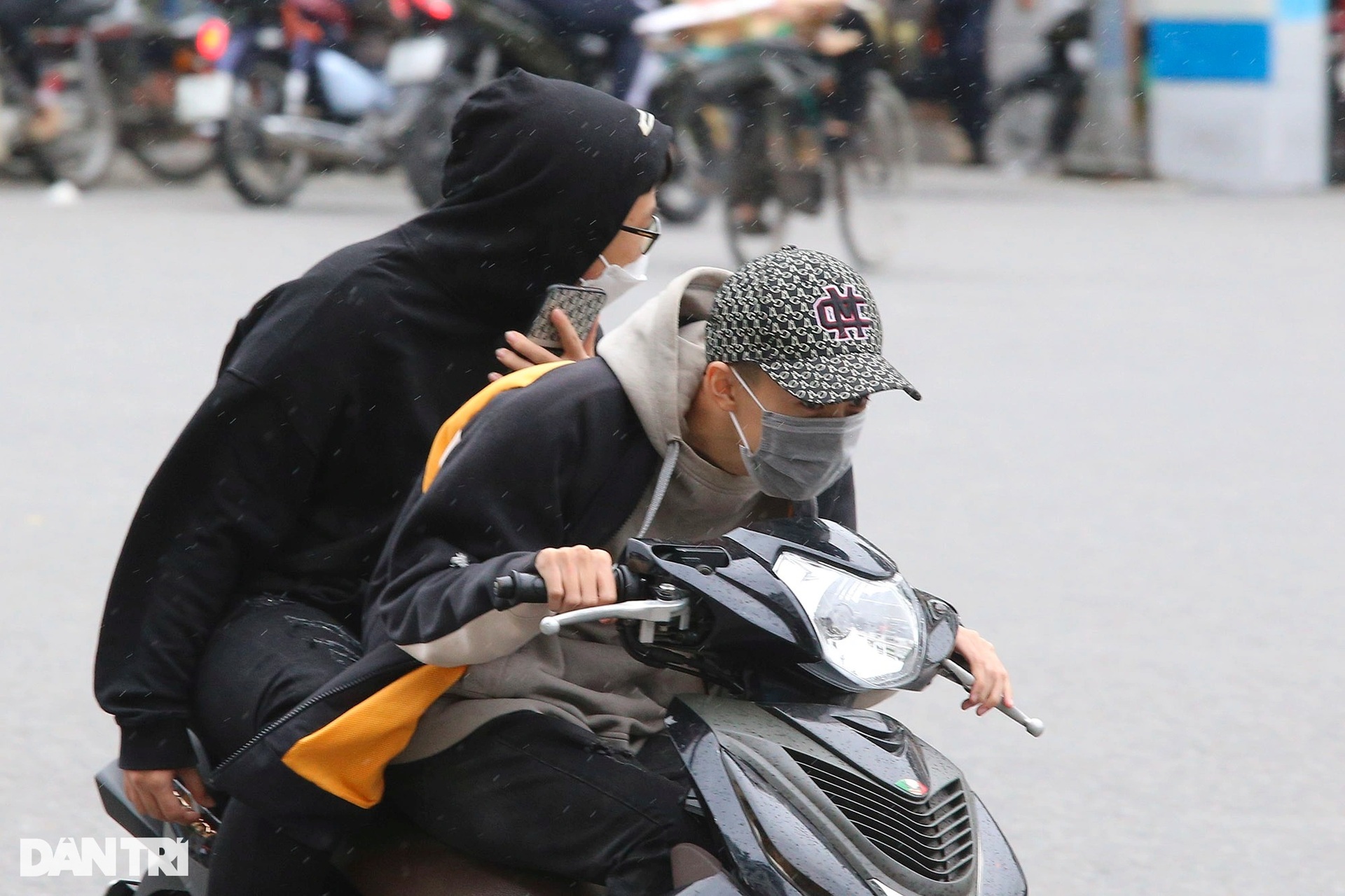 Người Hà Nội co ro trong đợt không khí lạnh tăng cường - 2 Người Hà Nội co ro trong đợt không khí lạnh tăng cường - 2