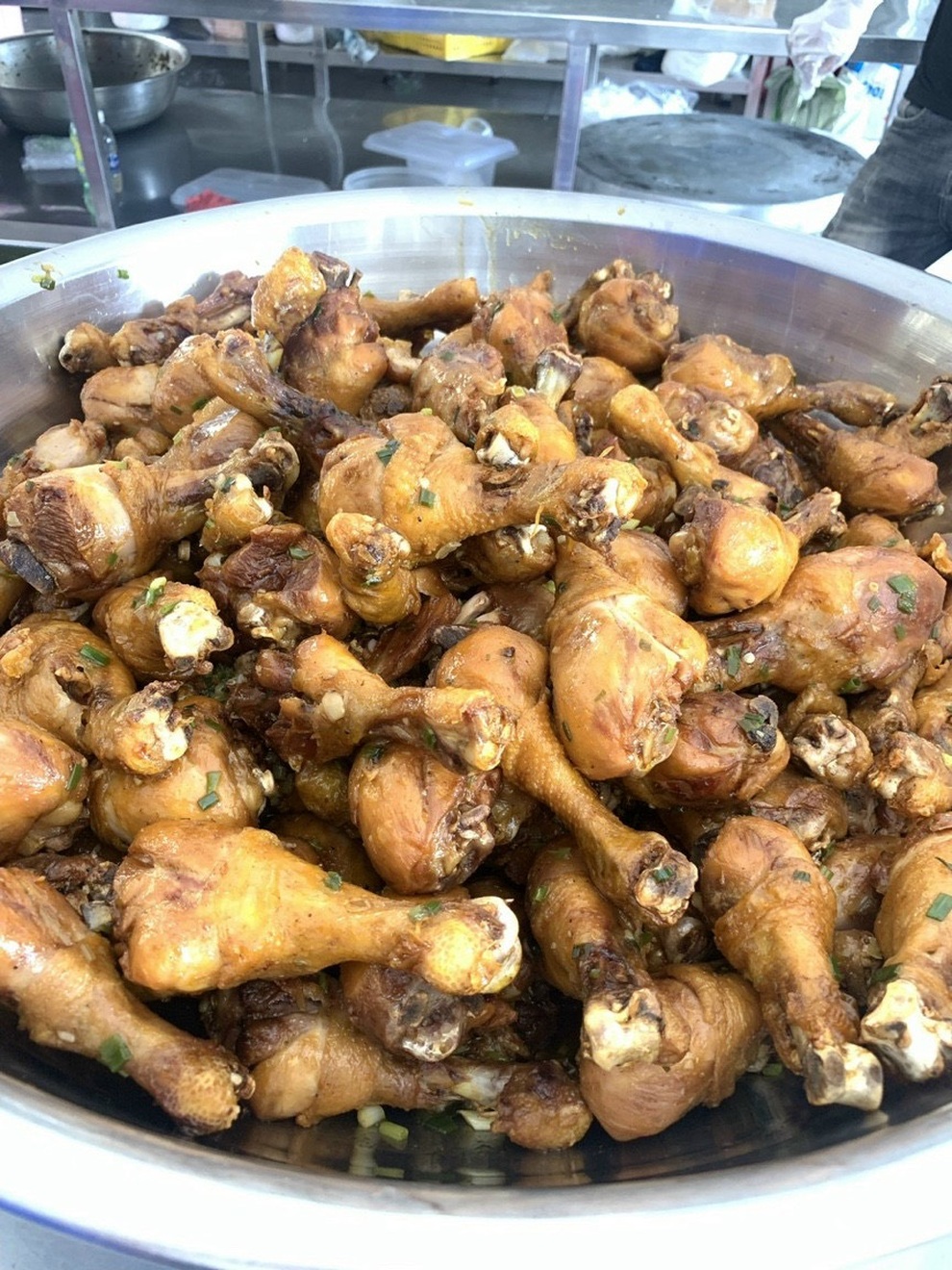 Vị giám đốc xắn tay áo vào bếp nấu cơm 0 đồng giữa mùa dịch - 2 Vị giám đốc xắn tay áo vào bếp nấu cơm 0 đồng giữa mùa dịch - 2