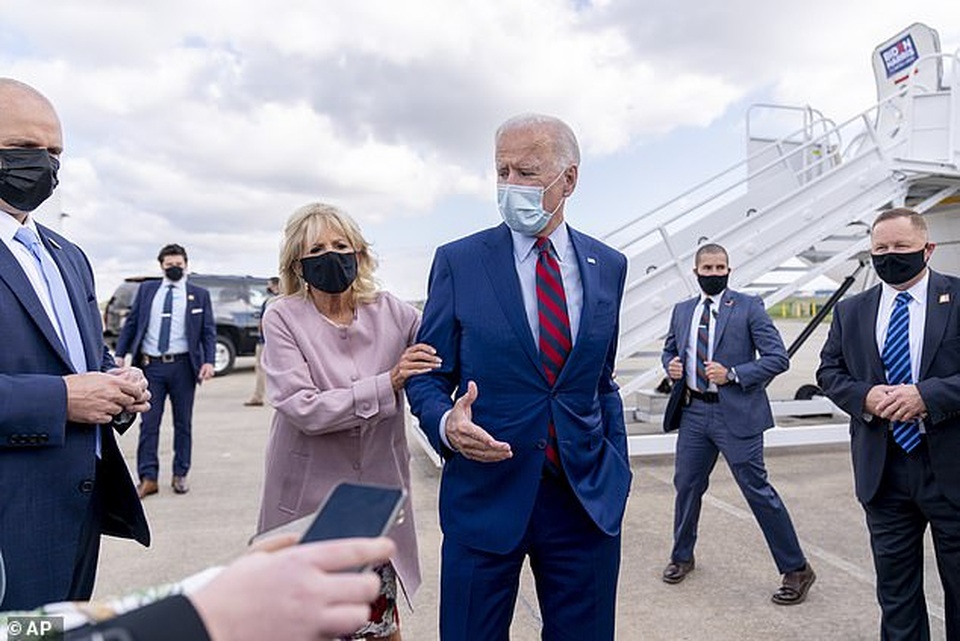 Video vợ ông Biden chỉnh lại vị trí đứng cho chồng gây “bão mạng” - 1 Video vợ ông Biden chỉnh lại vị trí đứng cho chồng gây “bão mạng” - 1