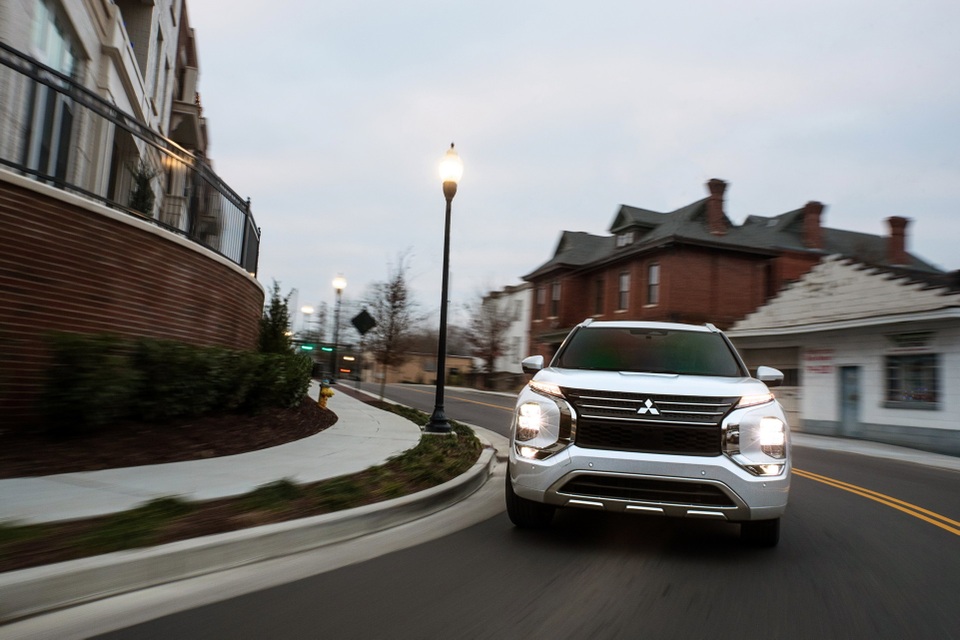 Mitsubishi Outlander 2022 ghi điểm về thiết kế, bị trừ điểm động cơ - 21 Mitsubishi Outlander 2022 ghi điểm về thiết kế, bị trừ điểm động cơ - 21
