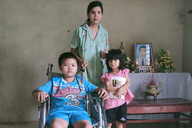 Mẹ cam chịu tật nguyền sau tai nạn thảm khốc để lấy tiền chữa trị cho con