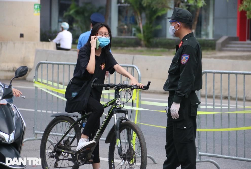 Hàng nghìn người Hà Nội đổ ra đường sau thông báo dùng giấy đi đường cũ - 5 Hàng nghìn người Hà Nội đổ ra đường sau thông báo dùng giấy đi đường cũ - 5