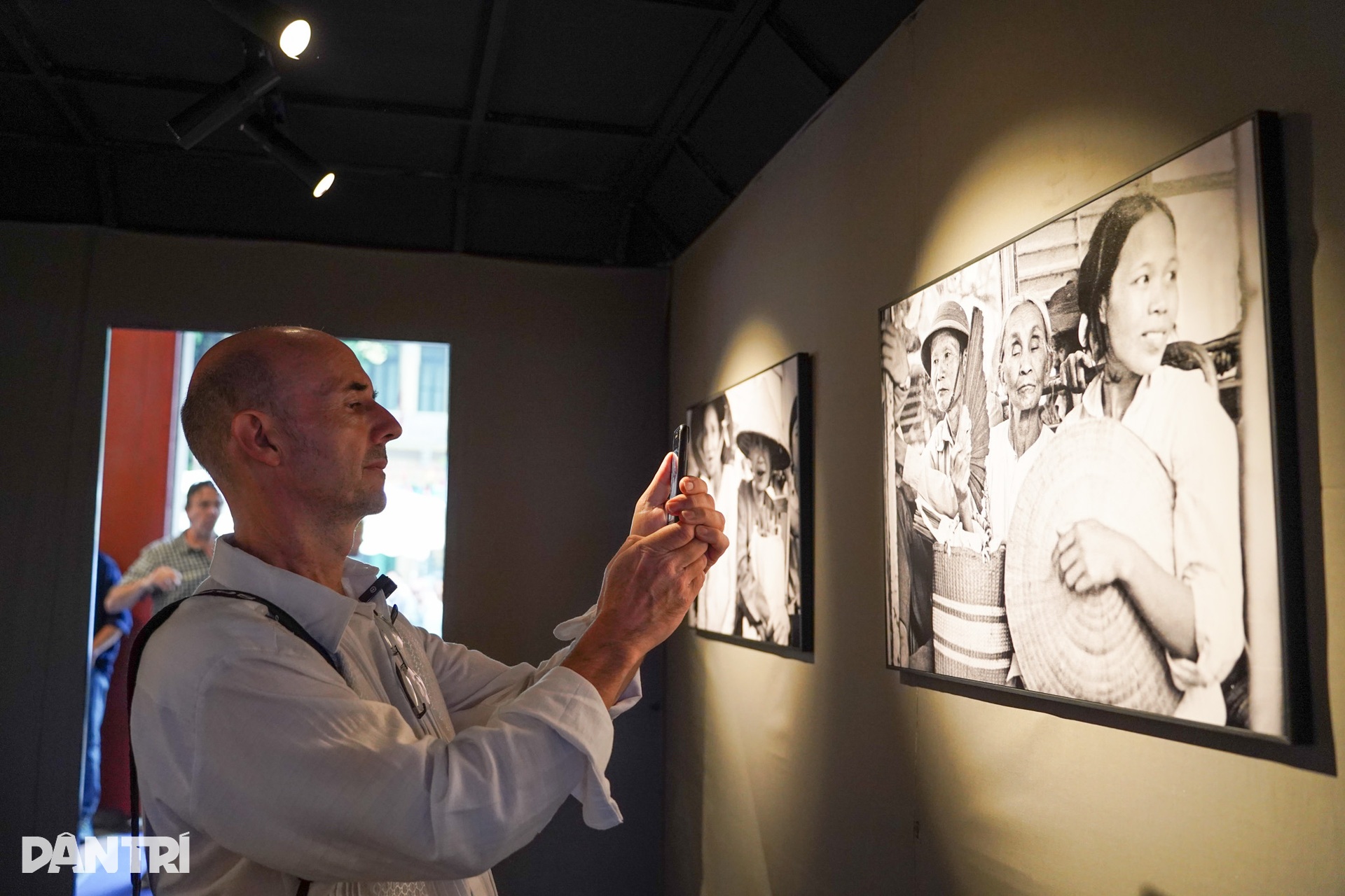 Chiêm ngưỡng các tác phẩm nhiếp ảnh độc đáo tại Biennale Photo Hanoi 2025 - 7