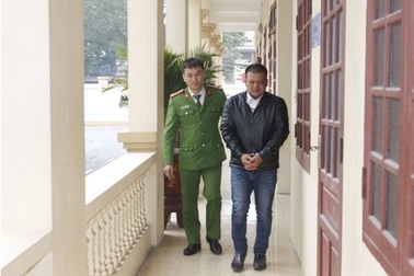 Hành khách siết cổ lái xe taxi để cướp tài sản