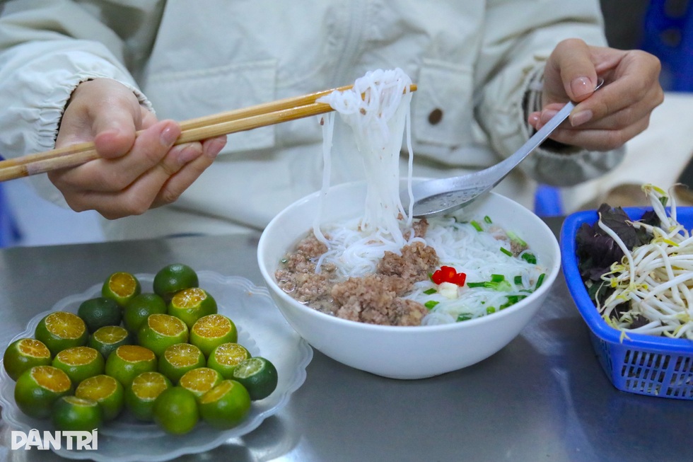 Quán bún ở Hà Nội giá 20.000 đồng, chủ khẳng định chỉ lãi 2.500 đồng/bát - 2 Quán bún ở Hà Nội giá 20.000 đồng, chủ khẳng định chỉ lãi 2.500 đồng/bát - 2
