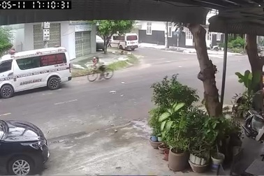Đi xe đạp không nhìn đường, thanh niên đâm vào ô tô đang đậu