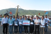 Tiếp sức 150 triệu đồng đến ngư dân "bám biển bảo vệ chủ quyền biên giới hải đảo"