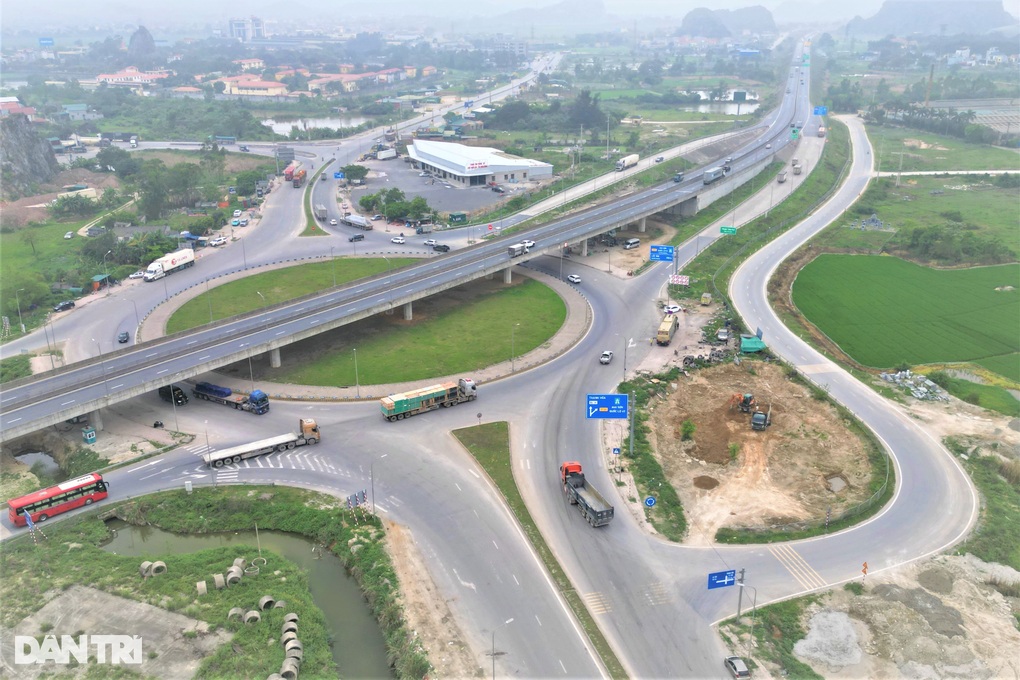 Tháo dỡ loạt biển báo thừa thãi tại nút giao QL1 với cao tốc Bắc - Nam - 4 Tháo dỡ loạt biển báo thừa thãi tại nút giao QL1 với cao tốc Bắc - Nam - 4