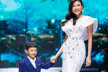 Thúy Diễm diễn thời trang cùng con trai Bảo Bảo