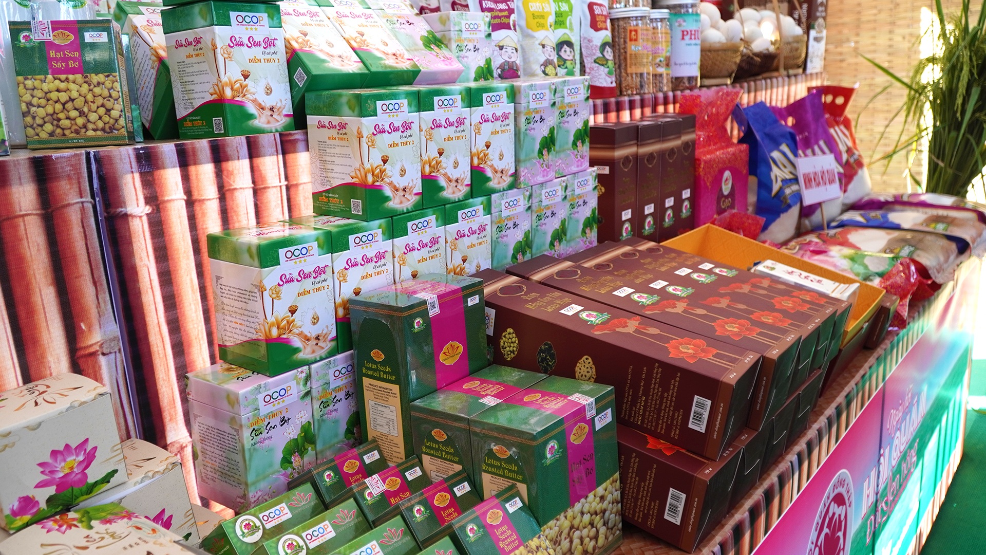 Dong Thap farmers earn hundreds of millions of dong by growing lotus and doing tourism - 2 Nông dân Đồng Tháp thu cả trăm triệu đồng nhờ vừa trồng sen vừa làm du lịch - 2