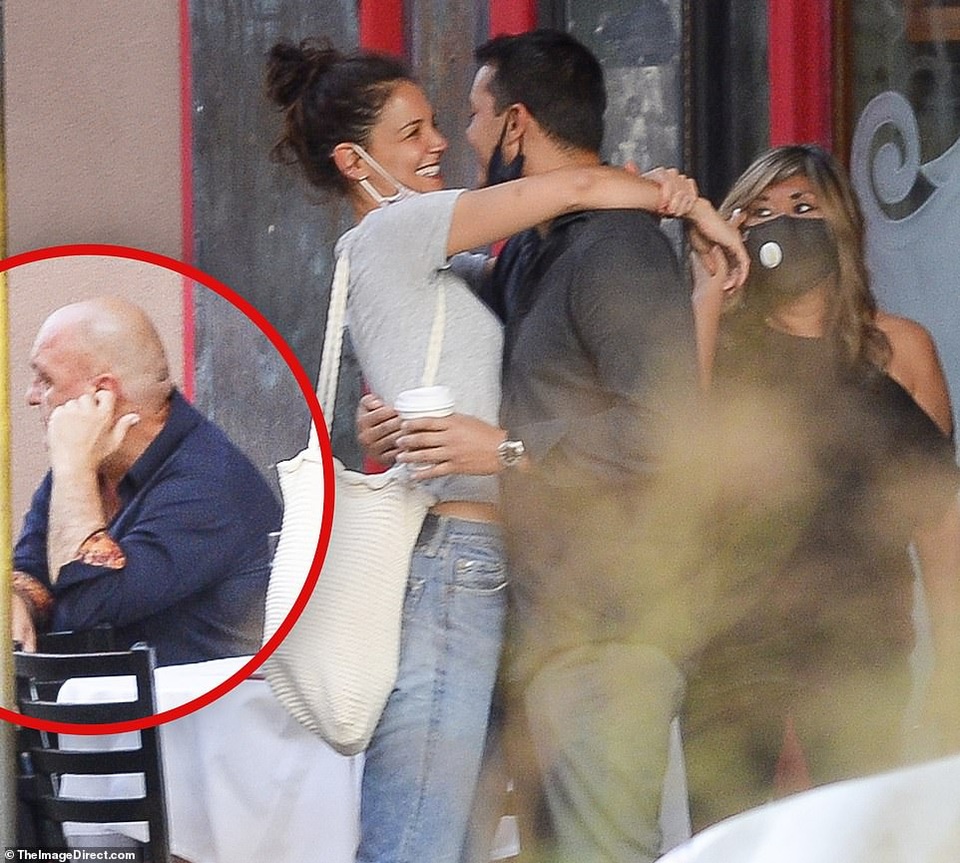 Katie Holmes tình tứ hôn bạn trai trẻ - 4 Katie Holmes tình tứ hôn bạn trai trẻ - 4