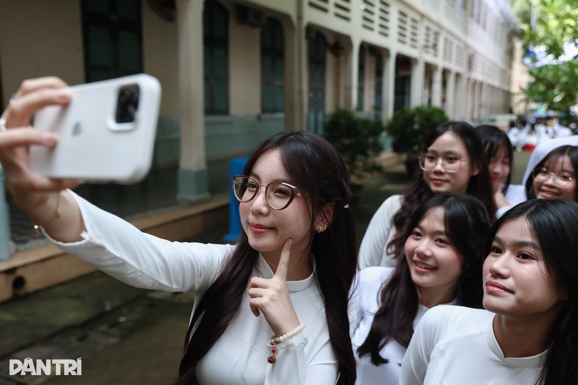 Nữ sinh Sài Thành thướt tha áo dài trắng trong ngày khai giảng - 6