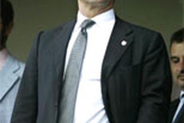 Chủ tịch Barca lớn tiếng dọa MU