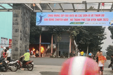 Lửa thiêu rụi ô tô 16 chỗ ở Trung tâm Văn hóa Thể thao và Truyền thanh