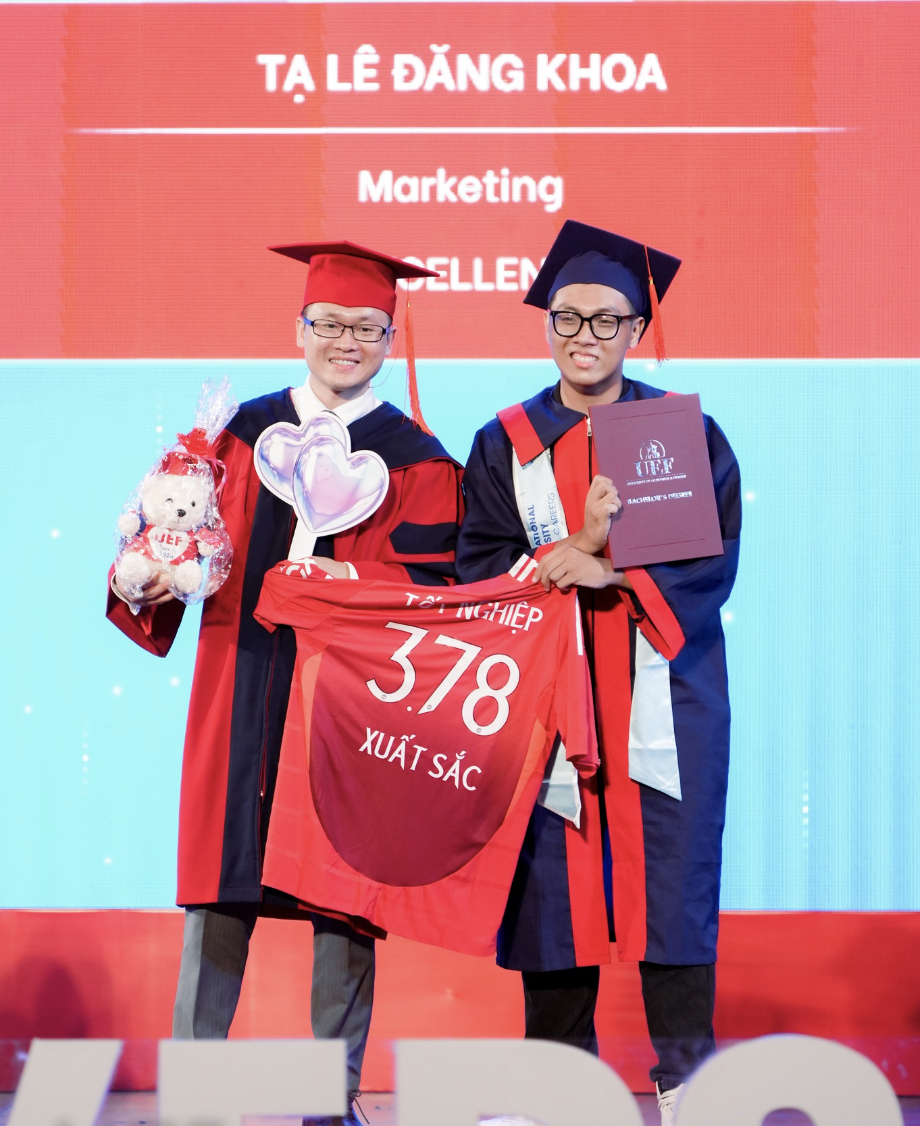 Estudante causa alvoroço ao se vestir de Homem-Aranha para receber seu diploma - 5 Nam sinh gây sốt khi hóa trang thành người nhện lên nhận bằng tốt nghiệp - 5