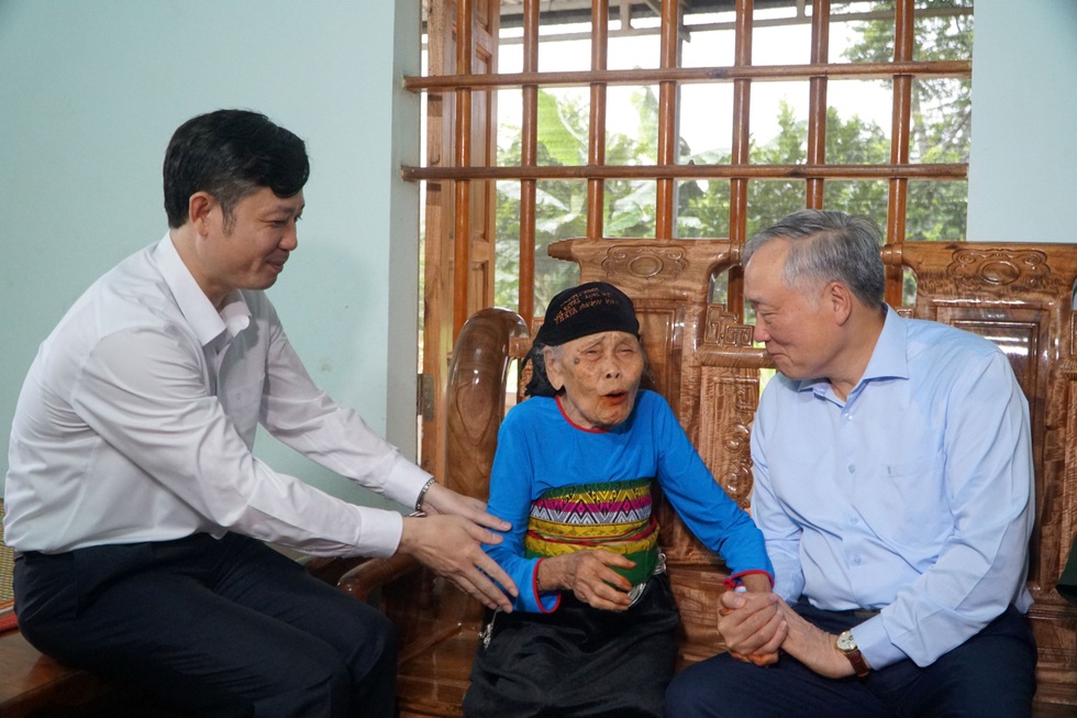 Phó Thủ tướng Nguyễn Hòa Bình thăm, tặng quà người có công tại Thanh Hóa