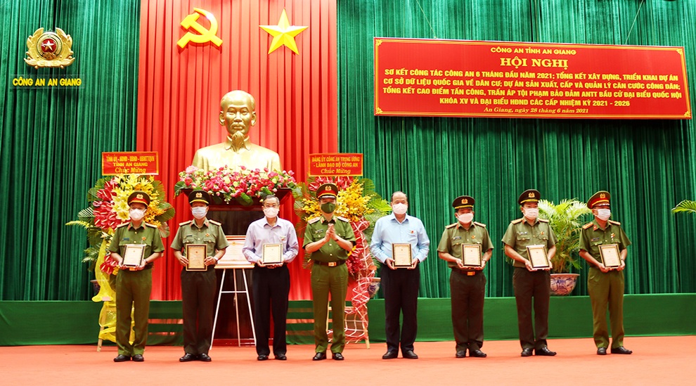 An Giang triệt phá nhiều vụ án đặc biệt nghiêm trọng - 2 An Giang triệt phá nhiều vụ án đặc biệt nghiêm trọng - 2