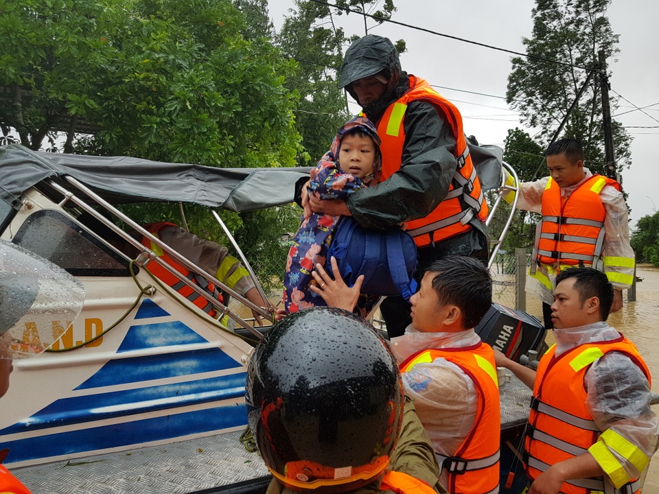 Vượt mưa lũ vào từng khu dân cư giải cứu người dân - 1 Vượt mưa lũ vào từng khu dân cư giải cứu người dân - 1