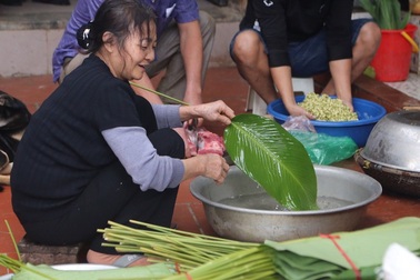 Mổ lợn gói bánh chưng đón Tết ở Đồng Tâm