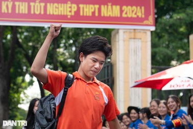 Sĩ tử Hà Nội nhảy cẫng ăn mừng, giải tỏa áp lực sau môn thi cuối cùng