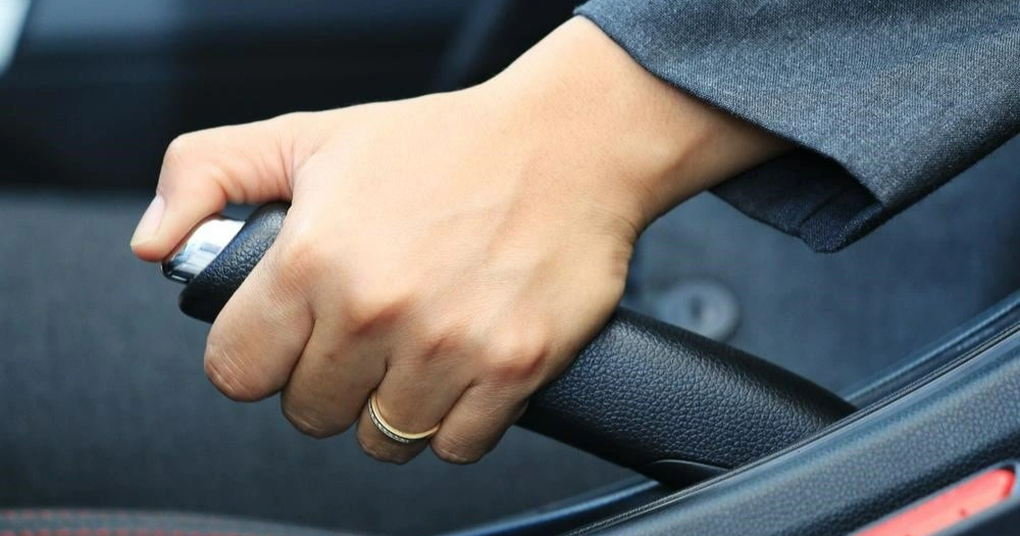 Phanh tay trên ô tô có thực sự dễ trôi và tuột khi vô tình gạt trúng? - 1 Phanh tay trên ô tô có thực sự dễ trôi và tuột khi vô tình gạt trúng? - 1