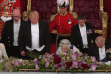 Hành động gây tranh cãi của Tổng thống Trump khi gặp Nữ hoàng Anh