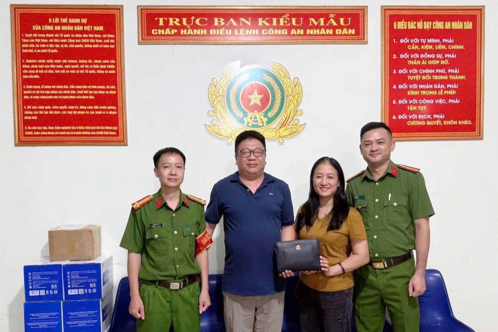 Chiếc túi chứa gần 400 triệu đồng bị bỏ quên trên nóc ô tô - 1 Chiếc túi chứa gần 400 triệu đồng bị bỏ quên trên nóc ô tô - 1