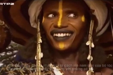 Kỳ lạ cách quyến rũ phụ nữ trong bộ tộc “đẹp nhất trên Trái đất“