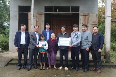 Người đàn ông xơ gan nuôi mẹ già con thơ được giúp đỡ hơn 180 triệu đồng