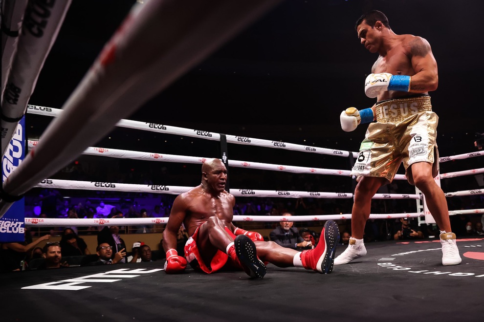 Evander Holyfield thất bại trước Vitor Belfort trong lần trở lại võ đài - 4