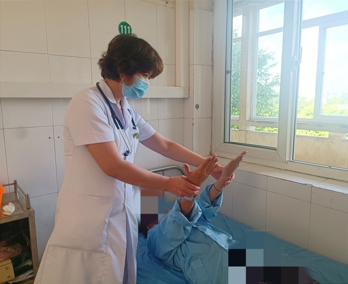 Bác sĩ khám vận động cho bệnh nhân sau 5 ngày điều trị theo phác đồ (Ảnh: BVĐK Thanh Hóa)