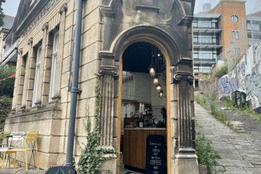 Quán cà phê nổi tiếng cải tạo từ... nhà vệ sinh