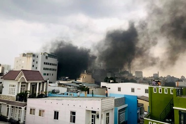 Cháy xưởng sản xuất giày, người dân ôm đồ bỏ chạy