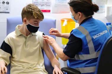 Các nước đẩy mạnh chiến dịch tiêm chủng vắc xin Covid-19 cho trẻ em